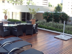 Deck-em-piscina-APHAVILLE-CWB-300x225 