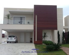 Painel residencial externo na essência ITAUBA (Mezilaurus Itaúba) instalado no condomínio Alphaville