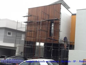 Instalaçao-de-faxada-de-madeira-em-residencia-1-300x225 